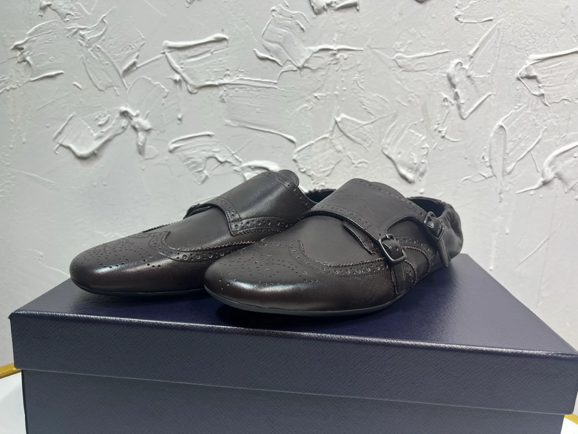 P820 ​​prada derby2025 spring and autumn latest Prada slip-on retro men's leather shoes, Shuffle double buckle strap Monk shoes, upper cowhide, lining and foot cowhide, rubber sole, original packaging black and brown 2 colors, code number: 39-46